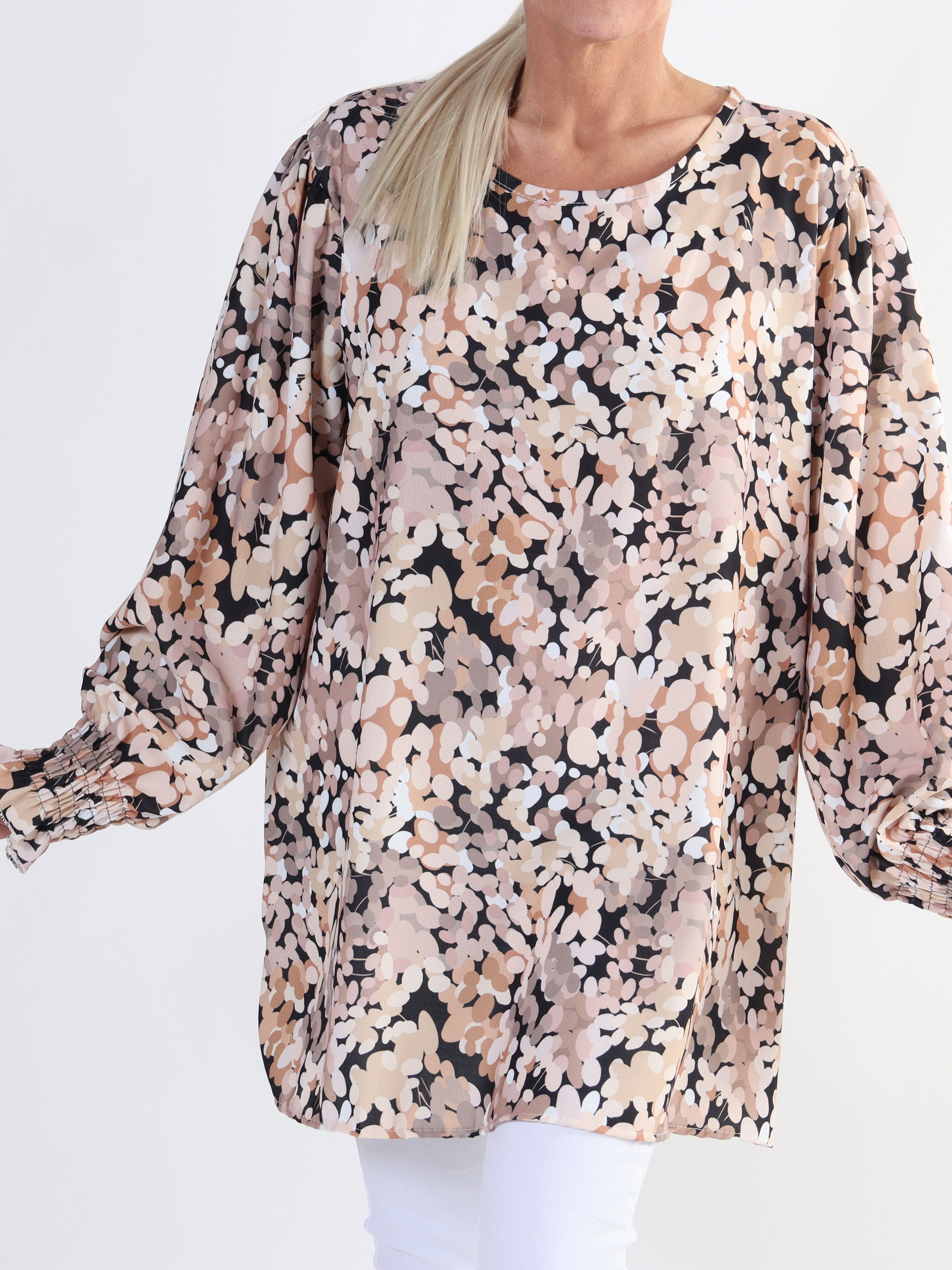 Moa - Plus size bluse med elastik forenden af ærmerne